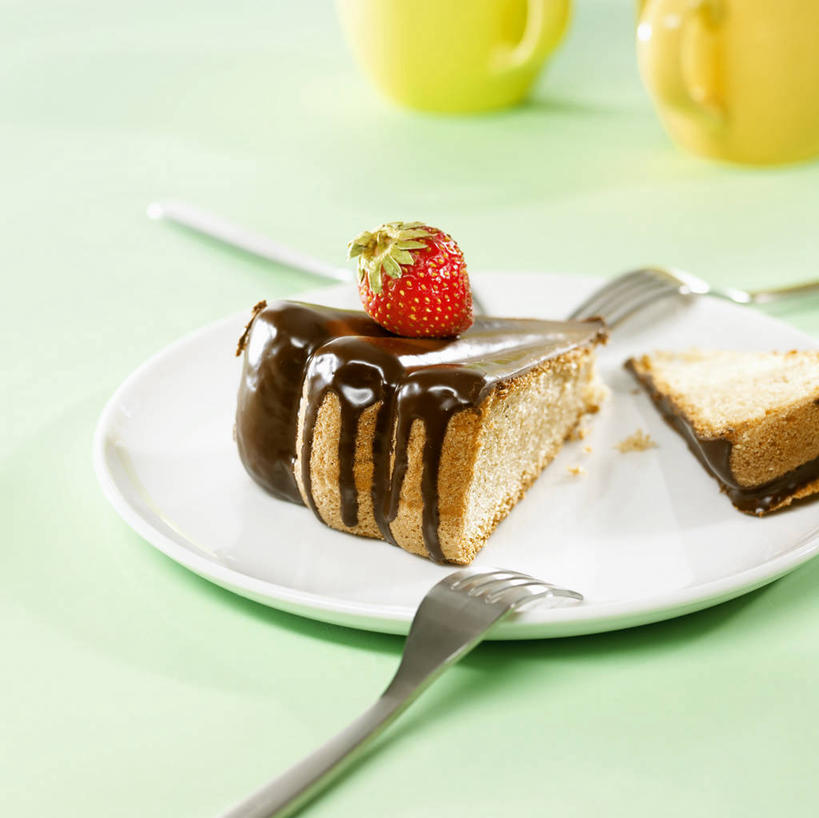 点心,无人,横图,俯视,室内,特写,白天,下午茶,餐桌,桌子,草莓,浆果,餐具,水果,一块,切开,阴影,朦胧,模糊,新鲜,反射,叉子,碟子,盘,影子,生食,食品,糖,糖果,甜点,甜品,果实,食物,糕点,两个,红色,盘子,碟,甜食,巧克力,切,有机食品,绿色食品,餐台,朱古力,黑巧克力,剖面,餐叉,切面,进餐用具,洋莓,水果皇后,红莓,地莓,彩图,高角度拍摄,蛋糕