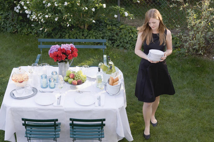 西方人,一个人,走,捧,横图,俯视,室外,白天,裙子,草地,草坪,植物,餐桌,桌子,餐具,花瓶,椅子,欧洲,欧洲人,仅一个年轻女性,仅一个女性,仅一个人,连衣裙,盛开,布料,碟子,盘,陶瓷,木椅,陶瓷制品,花蕾,布纹,注视,玻璃制品,桌布,草,花,花瓣,花朵,鲜花,树,树木,绿色,自然,盘子,玻璃瓶,餐巾,瓶子,容器,碟,台布,碗,花苞,花蕊,观察,看,生长,成长,餐台,观看,储藏,察看,储存,关注,年轻女性,女人,女性,白种人,步行,端,端着,捧着,散步,手捧,走路,彩图,高角度拍摄,全身,贮存