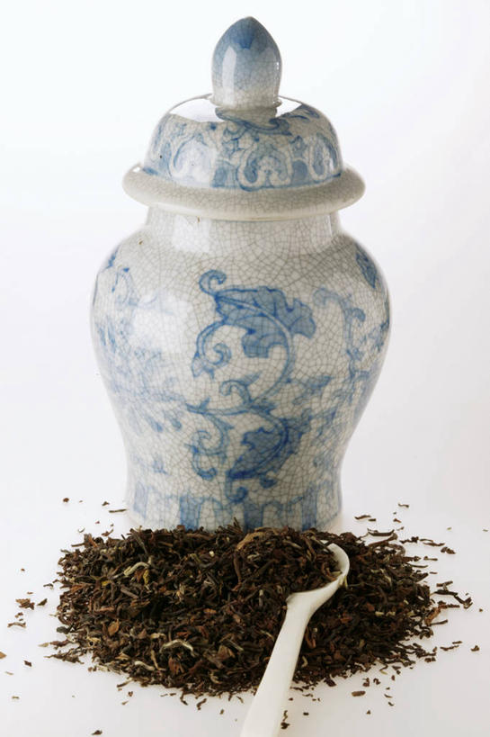 无人,竖图,俯视,室内,特写,白天,白色背景,幸福,餐桌,茶,桌子,一堆,许多,阴影,堆叠,堆积,反射,罐子,影子,勺子,陶瓷,茶叶,陶瓷制品,很多,娱乐,两个,瓶子,调羹,汤匙,享受,休闲,温馨,放松,乐趣,摄影,影棚,餐台,堆,提神,舒适,醒脑,彩图,高角度拍摄,影棚拍摄,拍摄