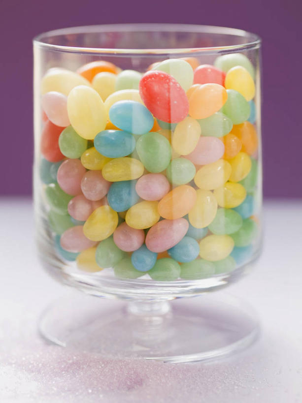 无人,竖图,彩色,室内,特写,白天,正面,餐桌,桌子,玻璃,复活节,一堆,许多,阴影,堆叠,堆积,节日,庆祝,反射,影子,蛋,食品,糖,糖果,甜点,甜品,软糖,很多,文化,玻璃制品,食物,一个,容器,碗,甜食,庆典,单个,餐台,纪念,储藏,堆,五颜六色,色彩斑斓,储存,五彩缤纷,彩蛋,复活节彩蛋,五彩斑斓,五光十色,彩图,贮存