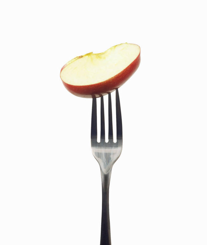 无人,竖图,室内,特写,白天,白色背景,正面,苹果,餐具,水果,一块,切开,阴影,新鲜,反射,叉子,影子,生食,食品,果实,食物,一个,切,摄影,有机食品,绿色食品,影棚,单个,剖面,餐叉,切面,进餐用具,彩图,影棚拍摄,拍摄