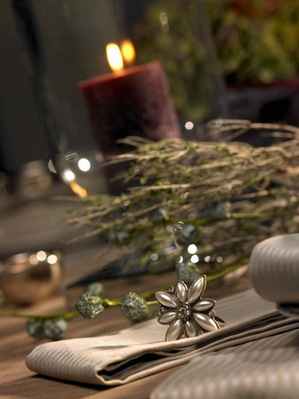 无人,竖图,俯视,室内,特写,白天,餐桌,桌子,蜡烛,阴影,装饰,盛开,光线,火焰,影子,烛光,燃烧,花蕾,花,花瓣,花朵,鲜花,餐巾,花苞,花蕊,点燃,餐台,华丽,修饰,点缀,衬托,美观,雅致,雅观,保洁方巾,口布,彩图,高角度拍摄