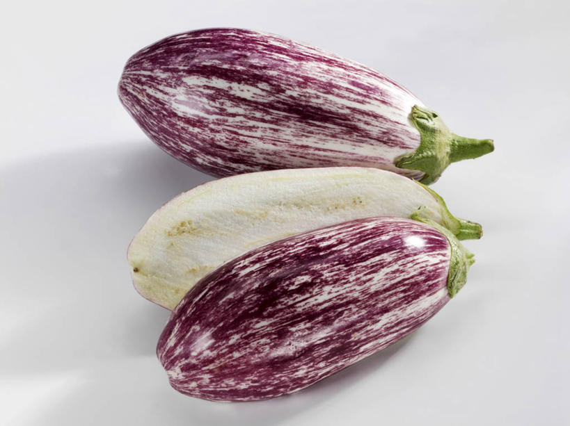 无人,横图,俯视,室内,特写,白天,白色背景,餐桌,桌子,茄子,蔬菜,一排,阴影,新鲜,整齐,反射,影子,食品,食物,排列,三个,紫色,白色,摄影,有机食品,绿色食品,影棚,餐台,队列,落苏,酪酥,昆仑瓜,矮瓜,彩图,高角度拍摄,影棚拍摄,拍摄