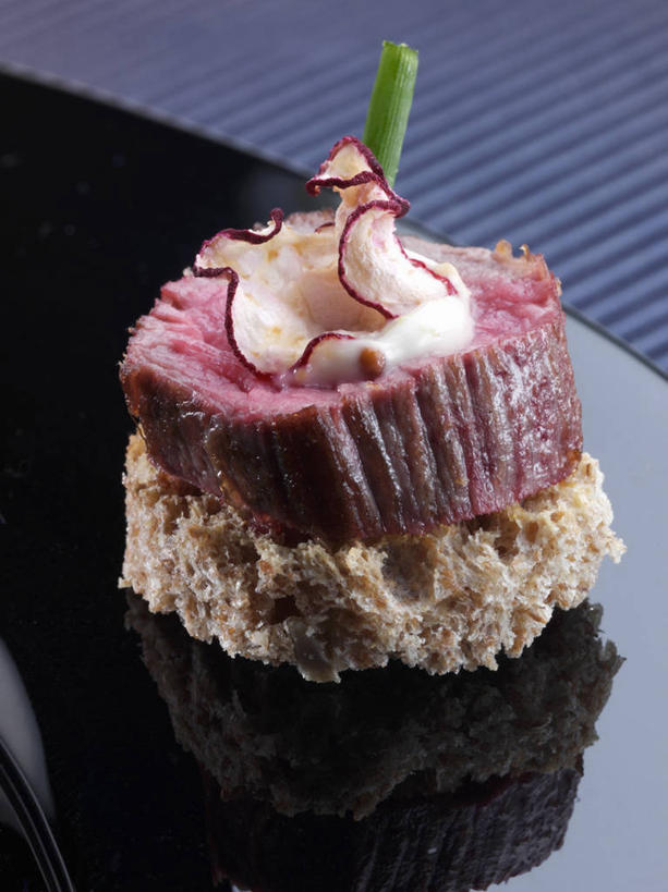 点心,面包,芥末,无人,竖图,俯视,室内,特写,白天,餐桌,桌子,餐具,一堆,阴影,堆叠,堆积,反射,碟子,盘,影子,肉,牛肉,食品,面点,肉类,食物,糕点,一个,盘子,碟,单个,餐台,堆,肉食,山葵,泽山葵,溪山葵,芥子末,山嵛菜,芥辣粉,哇沙比,辣根,彩图,高角度拍摄