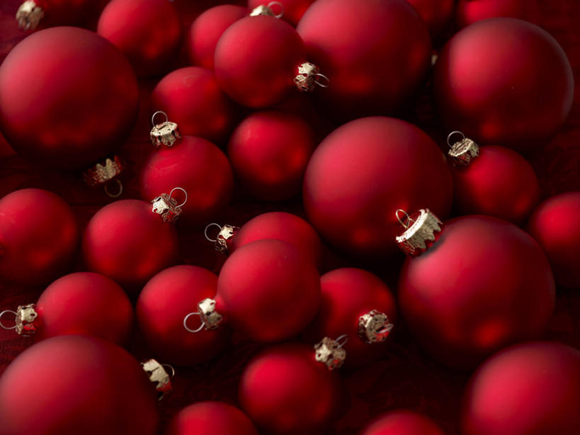 无人,横图,俯视,室内,特写,白天,兴奋,热情,静物,圣诞节,一堆,许多,堆叠,堆积,节日,庆祝,装饰,挂饰,圣诞球,很多,开放,文化,球,红色,庆典,健康,球体,温暖,奔放,活力,积极,激情,朝气,纪念,堆,华丽,修饰,暖色,吉祥,点缀,生命,饱满,衬托,美观,雅致,雅观,革命,热烈,赤色,充实,斗志,喜气,主动,彩图,高角度拍摄,欢乐