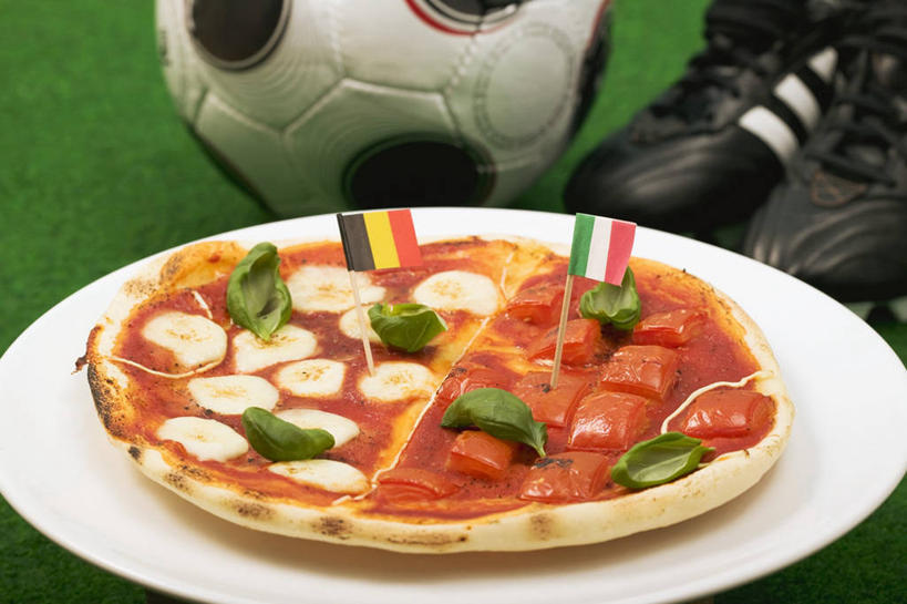 奶酪,无人,横图,俯视,室内,特写,白天,运动鞋,烹饪,西餐,足球,蔬菜,西红柿,鞋子,一双,阴影,新鲜,反射,影子,干酪,起司,料理,食品,披萨,匹萨,足球装备,芝士,营养,运动器械,菜肴,美食,食物,一个,快餐,健身器械,乳酪,西式,佳肴,有机食品,绿色食品,单个,休闲鞋,乳制品,比萨,健身器材,发酵,西式快餐,垃圾食品,意大利薄饼,蹴鞠,足球运动,番茄,彩图,高角度拍摄,运动器材