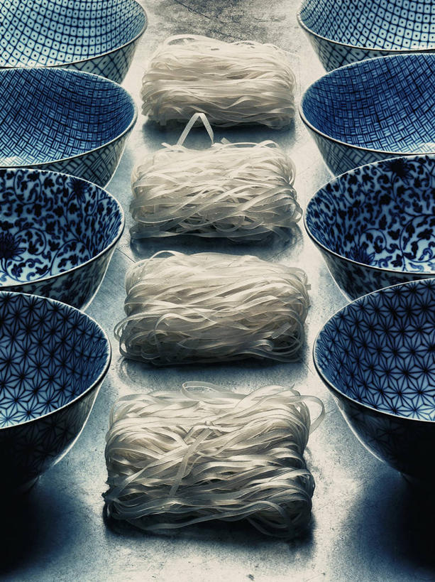 面食,面条,无人,竖图,俯视,室内,特写,白天,烹饪,中餐,餐桌,桌子,一排,许多,阴影,整齐,并列,并排,反射,影子,陶瓷,面,料理,食品,陶瓷制品,很多,菜肴,美食,米粉,食物,排列,容器,碗,中式,佳肴,餐台,储藏,储存,队列,平行,彩图,高角度拍摄,桂林米粉,米面,贮存