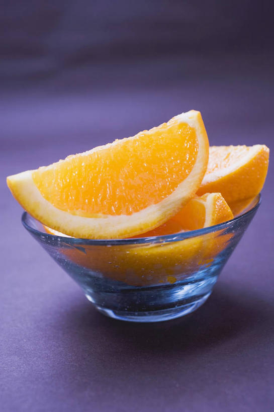 无人,竖图,俯视,室内,特写,白天,餐桌,桌子,柑橘,水果,玻璃,一堆,切开,阴影,堆叠,堆积,新鲜,反射,影子,生食,食品,果实,玻璃制品,食物,一个,容器,碗,切,橙色,有机食品,绿色食品,单个,餐台,储藏,堆,储存,剖面,切面,橘子,桔子,橙子,橙,彩图,高角度拍摄,贮存