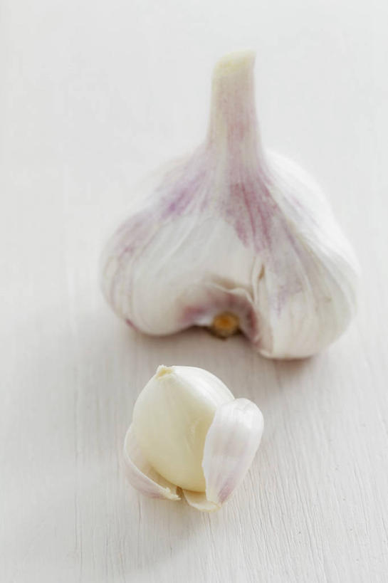 无人,竖图,俯视,室内,特写,白天,白色背景,餐桌,桌子,蔬菜,洋葱,阴影,新鲜,反射,影子,食品,食物,一个,白色,摄影,有机食品,绿色食品,影棚,单个,餐台,玉葱,圆葱,洋葱头,球葱,葱头,彩图,高角度拍摄,影棚拍摄,拍摄