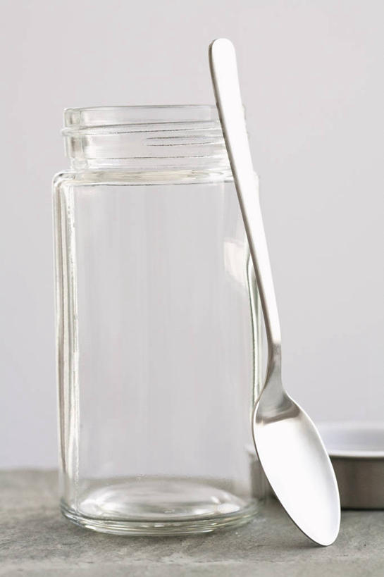 无人,竖图,室内,特写,白天,白色背景,正面,餐桌,桌子,静物,玻璃,阴影,反射,影子,勺子,玻璃制品,两个,玻璃瓶,瓶子,调羹,汤匙,摄影,影棚,餐台,广口瓶,彩图,影棚拍摄,拍摄