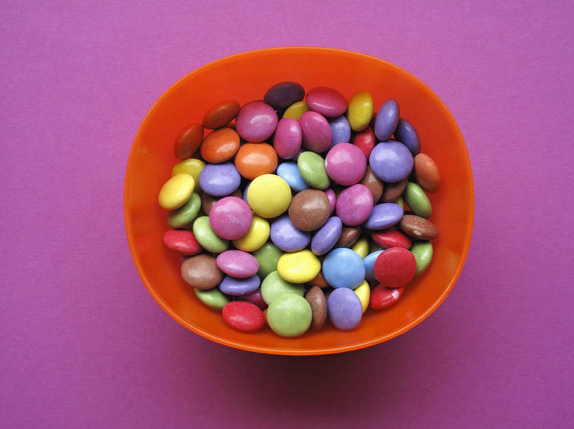 无人,横图,俯视,彩色,室内,特写,白天,餐桌,桌子,一堆,许多,阴影,堆叠,堆积,紫色背景,反射,影子,塑料,食品,糖,糖果,甜点,甜品,很多,食物,一个,容器,塑料制品,碗,甜食,巧克力,橙色,摄影,影棚,单个,餐台,储藏,朱古力,堆,五颜六色,色彩斑斓,储存,五彩缤纷,五彩斑斓,五光十色,彩图,高角度拍摄,影棚拍摄,拍摄,贮存