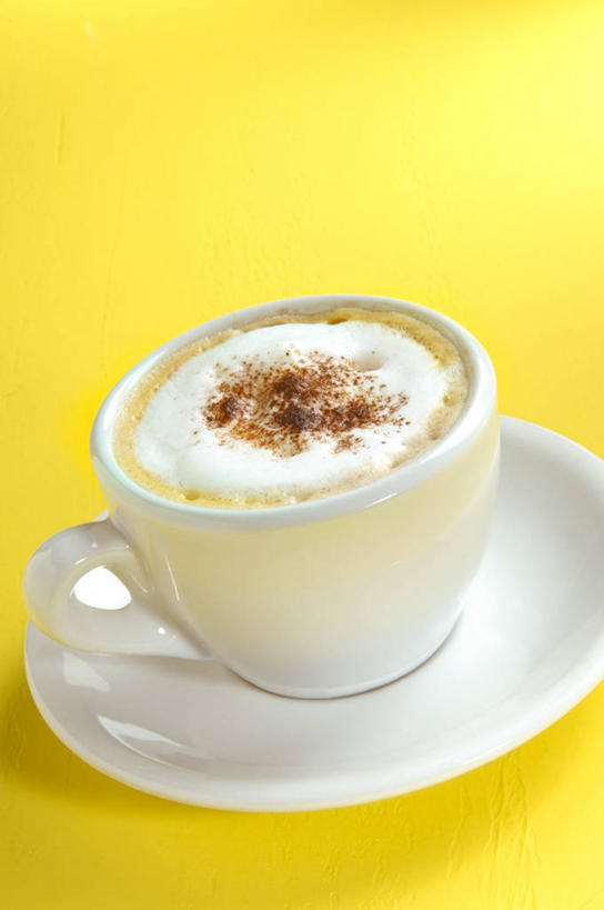 咖啡,无人,竖图,俯视,室内,特写,白天,幸福,餐桌,桌子,杯子,餐具,阴影,黄色背景,反射,瓷器,碟子,盘,影子,卡布奇诺,咖啡杯,陶瓷制品,一杯,娱乐,饮料,两个,白色,盘子,碟,享受,休闲,温馨,放松,乐趣,摄影,影棚,餐台,提神,舒适,瓷杯,醒脑,软饮料,卡布奇诺咖啡,彩图,高角度拍摄,影棚拍摄,拍摄