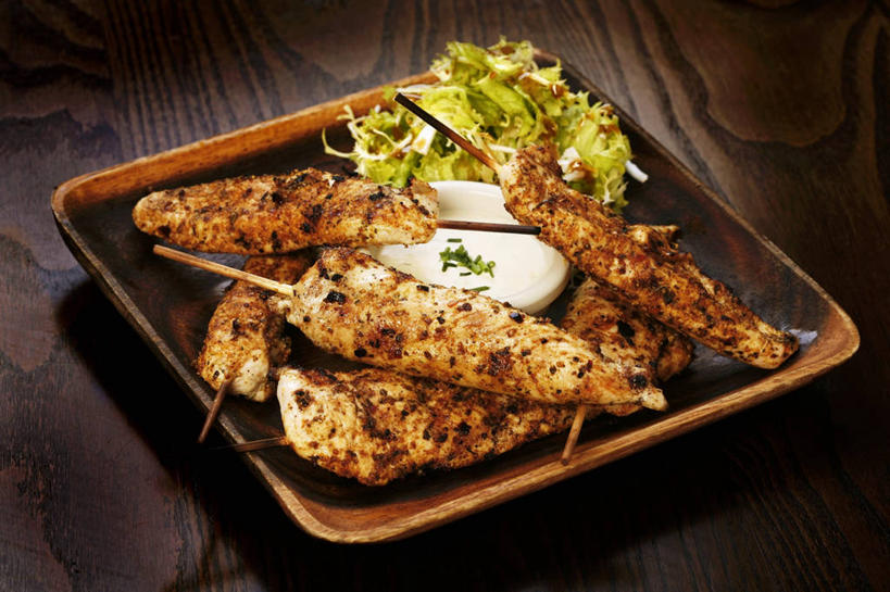 无人,横图,俯视,室内,特写,白天,烧烤,餐桌,桌子,蔬菜,餐具,叶子,阴影,新鲜,反射,碟子,盘,影子,鸡肉,肉,食品,绿叶,烤架,烤肉,肉类,竹签,食物,一个,盘子,碟,嫩叶,铁架,有机食品,绿色食品,单个,餐台,肉食,取食签,叶,叶片,彩图,高角度拍摄