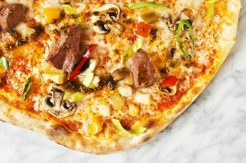 无人,横图,俯视,室内,特写,白天,烹饪,西餐,餐桌,桌子,蔬菜,一块,阴影,新鲜,反射,影子,肉,料理,食品,披萨,匹萨,羊肉,菜肴,美食,肉类,食物,快餐,西式,佳肴,有机食品,绿色食品,餐台,比萨,肉食,西式快餐,垃圾食品,意大利薄饼,彩图,高角度拍摄