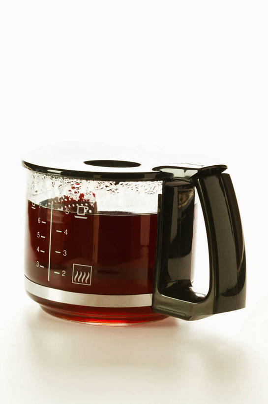 咖啡,无人,竖图,俯视,室内,特写,白天,白色背景,幸福,餐桌,桌子,阴影,反射,标志,壶,数字,文字,影子,字符,咖啡壶,娱乐,标识,饮料,一个,容器,享受,休闲,温馨,放松,乐趣,摄影,阿拉伯数字,影棚,单个,餐台,提神,舒适,醒脑,软饮料,彩图,高角度拍摄,影棚拍摄,拍摄