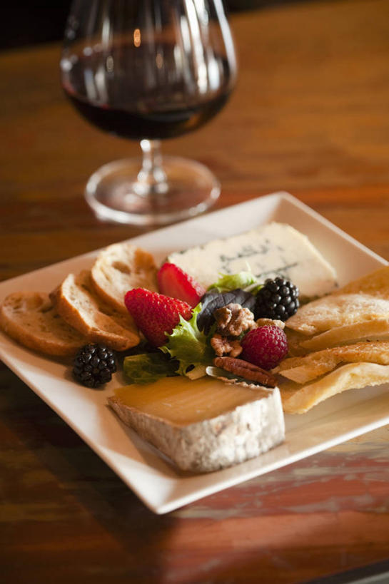 点心,面包,奶酪,红酒,葡萄酒,无人,竖图,俯视,室内,特写,白天,餐桌,桌子,黑莓,杯子,餐具,水果,阴影,新鲜,反射,碟子,高脚杯,盘,影子,生食,干酪,起司,食品,面点,果实,红酒杯,酒类,芝士,一杯,营养,玻璃制品,酒,食物,糕点,饮料,两个,盘子,酒杯,碟,红葡萄酒,乳酪,有机食品,绿色食品,餐台,乳制品,葡萄酒杯,发酵,山莓,树莓,三月泡,四月泡,山抛子,刺葫芦,悬钩子,馒头菠,高脚菠,龙船泡,泡儿刺,露莓,玻璃杯,彩图,高角度拍摄