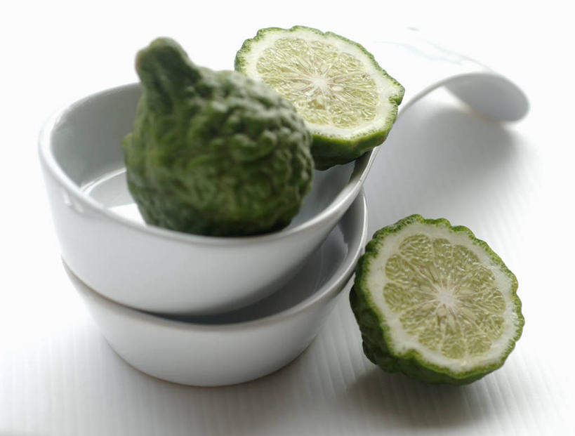 无人,横图,俯视,室内,特写,白天,白色背景,餐桌,桌子,水果,切开,阴影,新鲜,反射,影子,陶瓷,生食,食品,果实,陶瓷制品,食物,两个,三个,绿色,容器,碗,切,摄影,有机食品,绿色食品,影棚,餐台,储藏,储存,剖面,切面,酸橙,代代,橙子,橙,彩图,高角度拍摄,影棚拍摄,拍摄,贮存