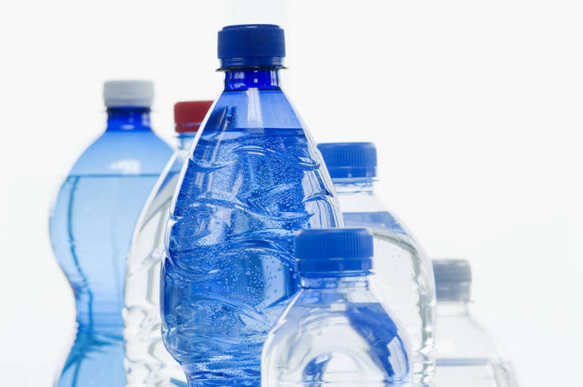 无人,横图,室内,特写,白天,白色背景,正面,水,餐桌,桌子,许多,阴影,反射,液体,影子,很多,饮用水,蓝色,瓶子,塑料制品,矿泉水,塑料瓶,摄影,影棚,餐台,蒸馏水,彩图,影棚拍摄,拍摄