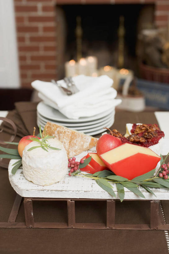 奶酪,无人,竖图,俯视,室内,特写,白天,壁炉,餐桌,桌子,苹果,餐具,水果,圣诞节,阴影,节日,庆祝,新鲜,反射,碟子,盘,影子,墙,生食,干酪,起司,食品,果实,芝士,营养,文化,墙壁,墙面,车,食物,盘子,碟,交通工具,取暖,庆典,乳酪,有机食品,绿色食品,餐台,纪念,雪橇,乳制品,载具,雪橇车,发酵,彩图,高角度拍摄,取暖设备