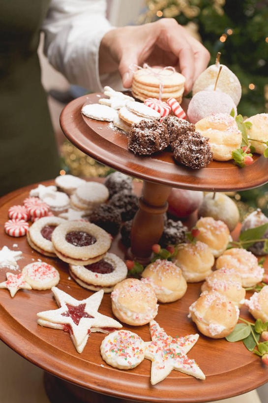 点心,西方人,手,一个人,站,竖图,室内,特写,白天,正面,植物,欧洲,欧洲人,仅一个女性,仅一个人,许多,握,服装,星星,食品,糖,糖果,甜点,甜品,圣诞树,曲奇,很多,拿,拿着,休闲装,树,树木,食物,衣服,绿色,自然,饼干,甜食,零食,巧克力,站着,仅一个中年女性,休闲,星形,手部,休闲服,握着,服饰,生长,成长,朱古力,单手,五角形,曲奇饼,曲奇饼干,巧克力曲奇,女人,女性,中年女性,白种人,五角星,站立,半身,彩图