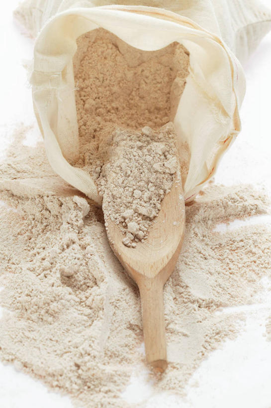 无人,竖图,俯视,室内,特写,白天,白色背景,餐桌,桌子,袋子,一堆,阴影,堆叠,堆积,反射,木制,粉末,影子,勺子,面粉,粮食,麻袋,两个,木制品,容器,调羹,汤匙,粉,摄影,影棚,餐台,储藏,堆,农产品,储存,原材料,粉状,彩图,高角度拍摄,影棚拍摄,拍摄,贮存