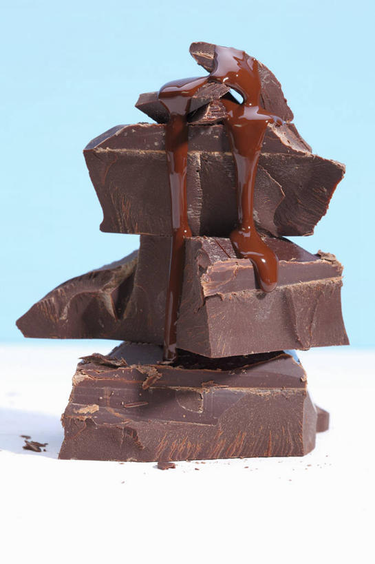 无人,竖图,室内,特写,白天,正面,餐桌,桌子,一堆,阴影,堆叠,堆积,蓝色背景,反射,影子,食品,糖,糖果,甜点,甜品,食物,甜食,巧克力,摄影,影棚,餐台,朱古力,黑巧克力,堆,彩图,影棚拍摄,拍摄