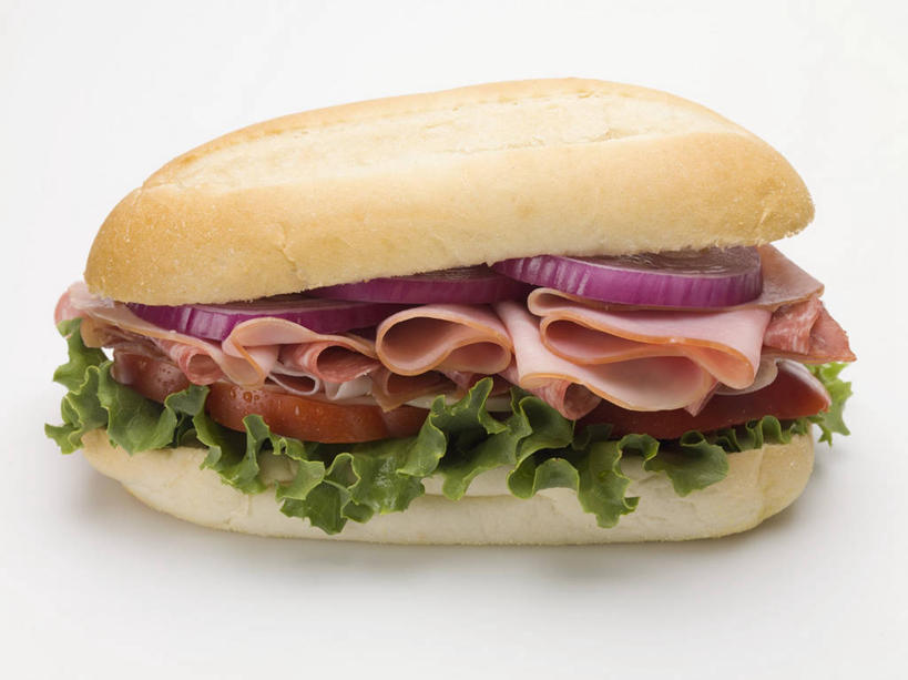 点心,面包,无人,横图,俯视,室内,特写,白天,白色背景,烹饪,西餐,餐桌,桌子,蔬菜,西红柿,洋葱,阴影,新鲜,反射,影子,生菜,莴苣,肉,三明治,料理,食品,面点,法国面包,火腿,猪肉,菜肴,美食,肉类,食物,腌制,糕点,一个,快餐,西式,摄影,佳肴,有机食品,绿色食品,影棚,单个,餐台,法棍,长棍面包,玉葱,肉食,西式快餐,三文治,豚肉,法式长棍面包,春菜,鹅仔菜,莴仔菜,千金菜,叶用莴苣,熏制,火肉,兰熏,猪腿,圆葱,洋葱头,球葱,番茄,葱头,彩图,高角度拍摄,影棚拍摄,拍摄