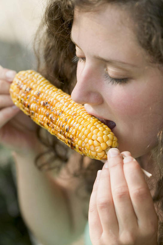 西方人,脸,头,脸颊,手,一个人,吃,竖图,俯视,室内,特写,白天,烧烤,玉米,蔬菜,欧洲,欧洲人,双手,仅一个年轻女性,仅一个女性,仅一个人,一根,握,朦胧,模糊,新鲜,棒子,玉蜀黍,食品,拿,拿着,注视,食物,黄色,观察,看,手部,握着,有机食品,绿色食品,观看,苞米,察看,关注,苞芦,苞谷,包谷,大蜀黍,番麦,薏米包,玉高粱,玉麦,珍珠米,年轻女性,女人,女性,白种人,头部,脸部,脸蛋,面部,嚼,食,半身,彩图,高角度拍摄
