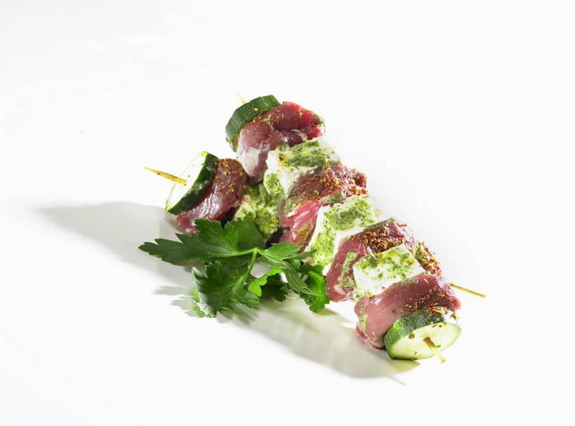 奶酪,无人,横图,俯视,室内,特写,白天,白色背景,烧烤,餐桌,桌子,蔬菜,阴影,新鲜,反射,影子,肉,干酪,起司,食品,西葫芦,烤架,烤肉,芝士,营养,羊肉,肉类,竹签,食物,铁架,乳酪,白瓜,摄影,有机食品,绿色食品,影棚,餐台,乳制品,发酵,肉食,取食签,茭瓜,彩图,高角度拍摄,影棚拍摄,拍摄