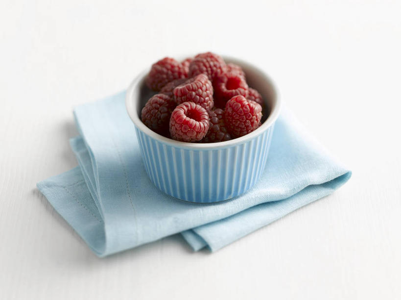 无人,横图,俯视,室内,特写,白天,白色背景,餐桌,桌子,水果,一堆,许多,阴影,堆叠,堆积,新鲜,反射,影子,陶瓷,生食,食品,果实,陶瓷制品,很多,食物,一个,红色,蓝色,餐巾,容器,碗,摄影,有机食品,绿色食品,影棚,单个,餐台,储藏,堆,储存,山莓,树莓,三月泡,四月泡,山抛子,刺葫芦,悬钩子,馒头菠,高脚菠,龙船泡,泡儿刺,保洁方巾,口布,彩图,高角度拍摄,影棚拍摄,拍摄,贮存