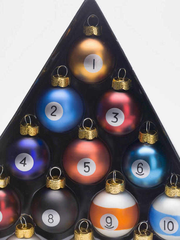 无人,竖图,俯视,室内,特写,白天,白色背景,餐桌,桌子,静物,圣诞节,一排,许多,阴影,节日,庆祝,整齐,装饰,并列,并排,反射,标志,挂饰,数字,文字,影子,字符,圣诞球,很多,文化,标识,球,排列,庆典,球体,摄影,阿拉伯数字,影棚,餐台,纪念,华丽,修饰,点缀,队列,平行,衬托,美观,雅致,雅观,彩图,高角度拍摄,影棚拍摄,拍摄