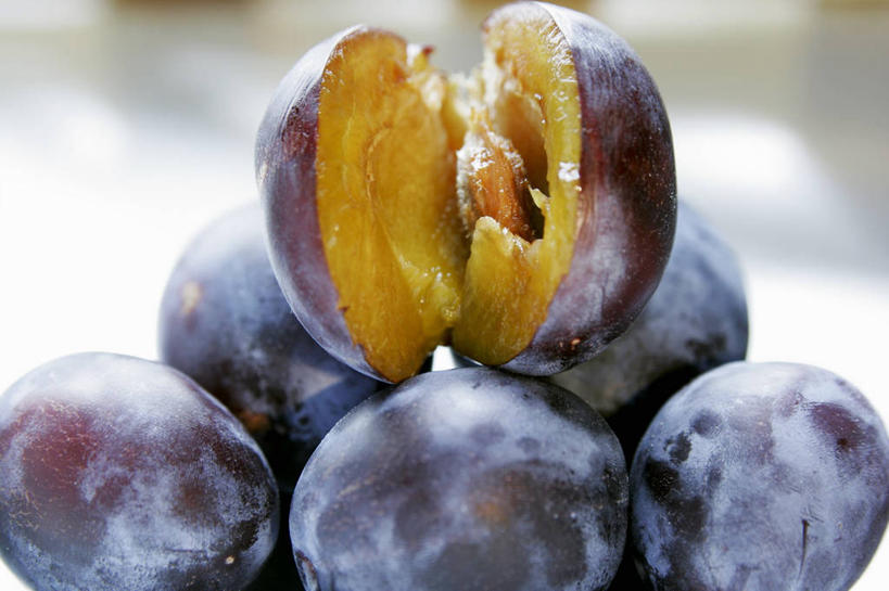 无人,横图,室内,特写,白天,正面,餐桌,桌子,李子,水果,一堆,许多,切开,阴影,堆叠,堆积,朦胧,模糊,新鲜,反射,影子,生食,食品,果实,很多,食物,紫色,切,橙色,有机食品,绿色食品,餐台,堆,剖面,切面,红李,鸡血李,杏李,彩图