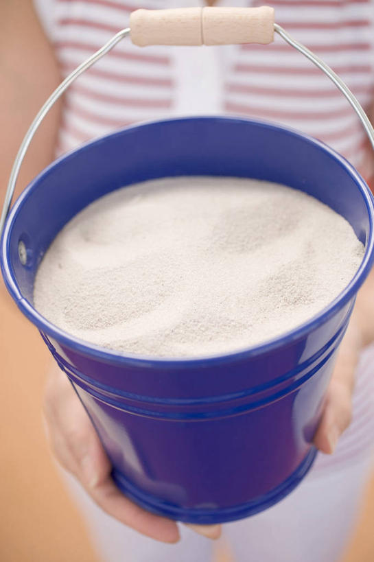 西方人,手,一个人,站,捧,竖图,俯视,室内,特写,白天,欧洲,欧洲人,双手,仅一个女性,仅一个人,一堆,堆叠,堆积,服装,朦胧,模糊,沙子,铁桶,桶,休闲装,一个,衣服,蓝色,容器,站着,仅一个中年女性,休闲,手部,休闲服,服饰,单个,储藏,堆,储存,女人,女性,中年女性,白种人,端,端着,捧着,手捧,站立,半身,彩图,高角度拍摄,贮存