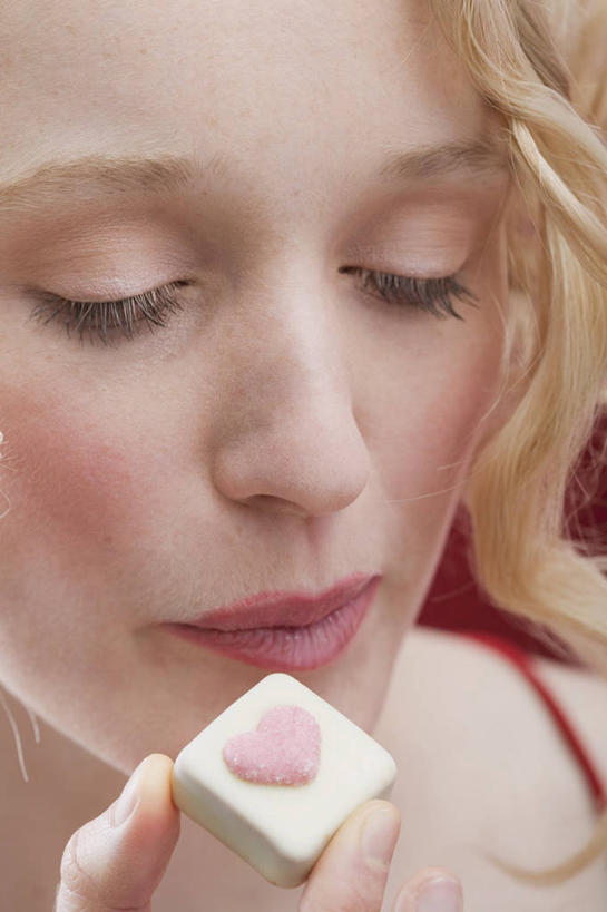 西方人,脸,头,脸颊,手,一个人,闭眼,竖图,室内,特写,白天,正面,爱情,欧洲,情人节,欧洲人,仅一个年轻女性,仅一个女性,仅一个人,一块,握,节日,爱心,庆祝,食品,糖,糖果,甜点,甜品,浪漫,拿,拿着,文化,食物,甜食,巧克力,庆典,温暖,温馨,心形,手部,恩爱,握着,纪念,朱古力,单手,和睦,年轻女性,女人,女性,白种人,心型,头部,脸部,脸蛋,面部,闭眼睛,闭着眼,闭着眼睛,半身,彩图,融洽