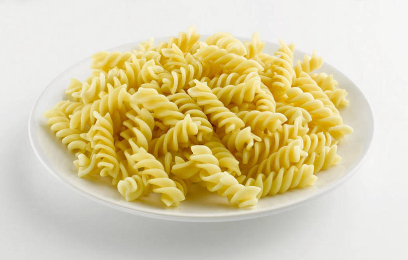 面食,面条,意大利面,无人,横图,俯视,室内,特写,白天,白色背景,西餐,餐桌,桌子,餐具,一堆,许多,阴影,堆叠,堆积,反射,碟子,盘,影子,面,料理,食品,很多,食物,一个,黄色,盘子,碟,西式,摄影,影棚,单个,餐台,堆,螺旋面,彩图,高角度拍摄,影棚拍摄,拍摄