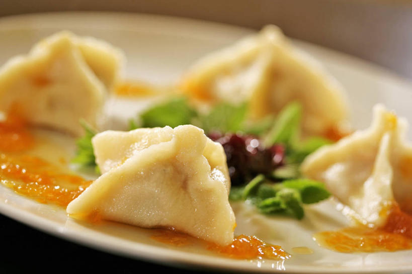 面食,无人,横图,俯视,室内,特写,白天,中餐,餐桌,桌子,餐具,水果,叶子,阴影,朦胧,模糊,新鲜,装饰,反射,碟子,盘,影子,生食,料理,食品,饺子,面点,果实,绿叶,小吃,食物,一个,盘子,碟,果酱,四个,中式,嫩叶,有机食品,绿色食品,单个,餐台,华丽,修饰,点缀,配菜,水饺,衬托,美观,雅致,雅观,果子酱,叶,叶片,彩图,高角度拍摄