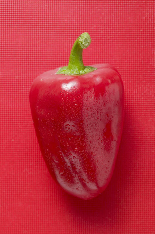 无人,竖图,俯视,室内,特写,白天,餐桌,桌子,辣椒,蔬菜,阴影,红色背景,新鲜,反射,影子,食品,食物,一个,红色,摄影,有机食品,绿色食品,影棚,单个,餐台,彩椒,辣角,红海椒,大椒,辣虎,广椒,甜椒,柿子椒,辣子,海椒,番椒,灯笼椒,彩图,高角度拍摄,影棚拍摄,拍摄