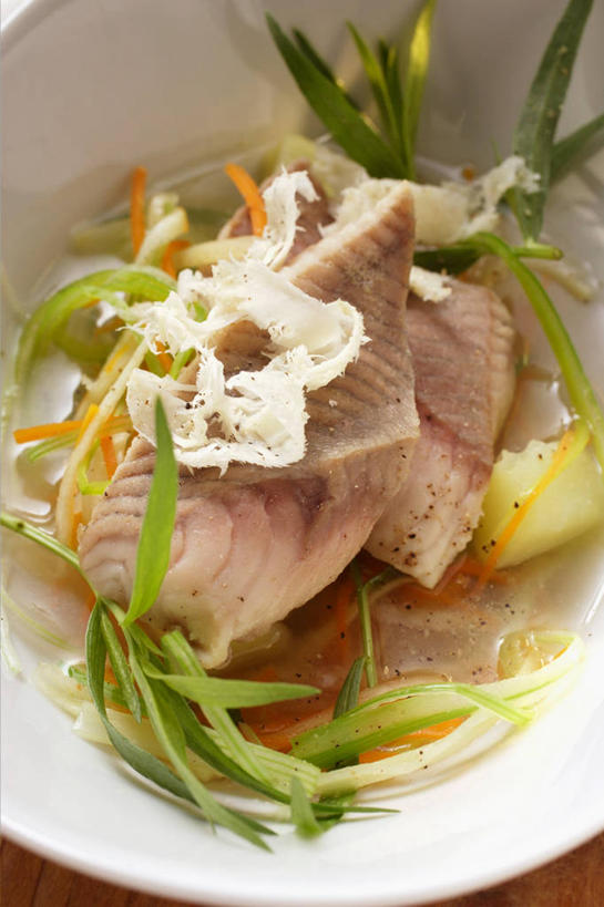 无人,竖图,俯视,室内,特写,白天,植物,餐桌,桌子,辣椒,蔬菜,一堆,阴影,堆叠,堆积,新鲜,反射,影子,陶瓷,肉,鱼肉,食品,草药,药草,陶瓷制品,肉类,中药,食物,一个,容器,碗,有机食品,绿色食品,单个,餐台,储藏,堆,储存,药材,中草药,肉食,龙蒿,山葵,辣角,红海椒,大椒,辣虎,广椒,中药材,本草,泽山葵,溪山葵,鲇鱼,塘鲺,椒蒿,青蒿,蛇蒿,塘虱鱼,塘虱,黏鱼,胡子鲢,辣子,红辣椒,海椒,番椒,彩图,高角度拍摄,贮存