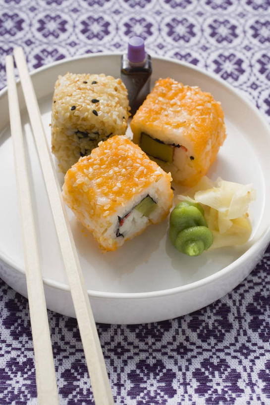 米饭,寿司,芥末,无人,竖图,俯视,室内,特写,白天,烹饪,餐桌,筷子,桌子,姜,餐具,一双,阴影,反射,影子,陶瓷,调料,日本料理,料理,食品,陶瓷制品,饭,调味品,调味料,文化,传统,酱油,菜肴,美食,食物,一个,容器,碗,日式料理,日式,佳肴,单个,餐台,储藏,礼节,五谷,储存,醋饭,止咳,礼仪,山葵,止痛,泽山葵,溪山葵,芥子末,山嵛菜,芥辣粉,哇沙比,辣根,解毒,四喜饭,发汗,温肺,温胃,行气,止呕,百辣云,豉油,进餐用具,生姜,老姜,彩图,高角度拍摄,贮存,散寒