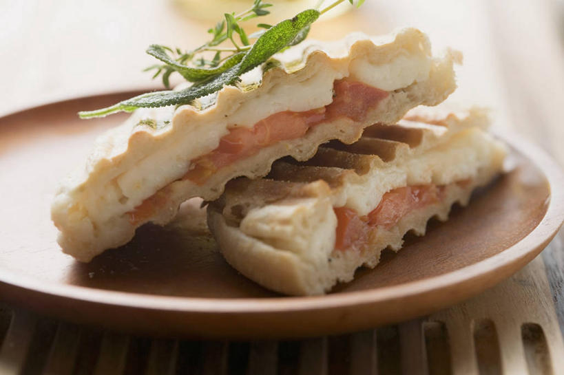 奶酪,无人,横图,俯视,室内,特写,白天,烹饪,西餐,餐桌,桌子,蔬菜,西红柿,餐具,叶子,阴影,新鲜,装饰,反射,碟子,盘,影子,干酪,起司,三明治,料理,食品,绿叶,芝士,营养,菜肴,美食,食物,两个,一个,盘子,碟,快餐,嫩叶,乳酪,西式,佳肴,有机食品,绿色食品,单个,餐台,华丽,修饰,点缀,配菜,乳制品,发酵,西式快餐,三文治,衬托,美观,雅致,雅观,叶,叶片,番茄,彩图,高角度拍摄