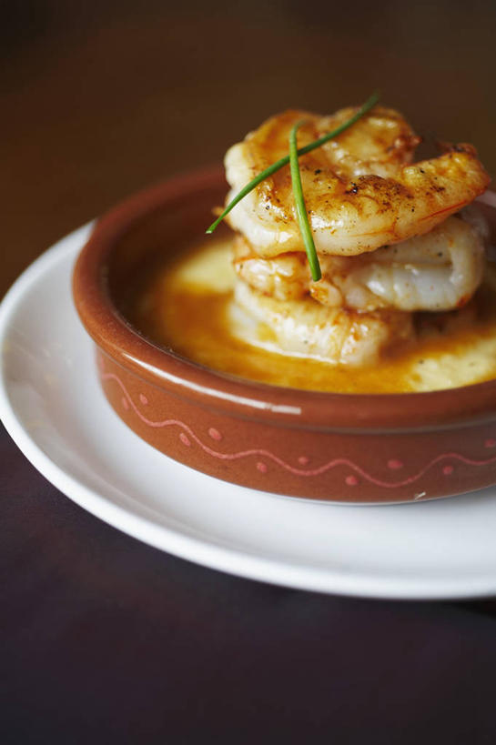 海鲜,无人,竖图,俯视,室内,特写,白天,餐桌,桌子,蔬菜,餐具,阴影,新鲜,反射,碟子,盘,影子,陶瓷,葱,青葱,虾,食品,陶瓷制品,水产,大虾,海洋生物,食物,两个,盘子,容器,碟,碗,有机食品,绿色食品,对虾,餐台,储藏,储存,水生动物,海产品,水生物,海底动物,斑节虾,东方对虾,中国对虾,彩图,高角度拍摄,贮存