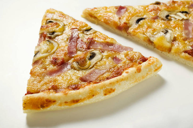 无人,横图,俯视,室内,特写,白天,白色背景,烹饪,西餐,餐桌,桌子,蔬菜,两块,切开,阴影,新鲜,反射,影子,菌菇,蘑菇,肉,料理,食品,披萨,匹萨,菌类,火腿,猪肉,菜肴,美食,肉类,食物,腌制,快餐,切,食用菌,西式,摄影,佳肴,有机食品,绿色食品,影棚,餐台,比萨,剖面,肉食,西式快餐,垃圾食品,切面,意大利薄饼,豚肉,熏制,火肉,兰熏,猪腿,彩图,高角度拍摄,影棚拍摄,拍摄