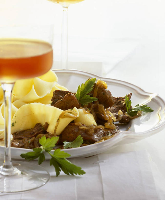 面食,面条,意大利面,内脏,肝脏,无人,竖图,俯视,室内,特写,白天,西餐,餐桌,桌子,餐具,叶子,一堆,阴影,堆叠,堆积,装饰,反射,碟子,盘,影子,面,肉,牛肉,料理,食品,绿叶,肉类,食物,一个,盘子,碟,嫩叶,西式,单个,餐台,堆,华丽,修饰,点缀,配菜,肉食,衬托,美观,雅致,雅观,肝,叶,叶片,彩图,高角度拍摄