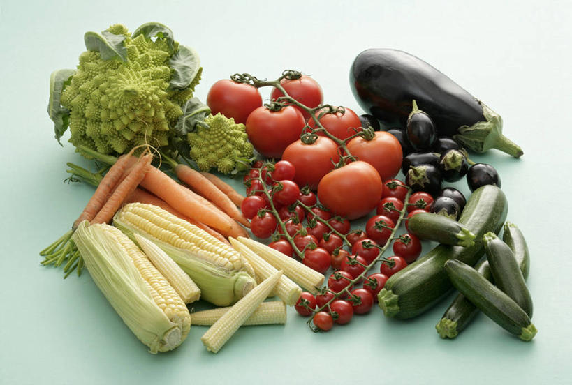 无人,横图,俯视,室内,特写,白天,玉米,餐桌,桌子,萝卜,胡萝卜,茄子,蔬菜,西红柿,小番茄,许多,阴影,新鲜,反射,棒子,影子,花菜,花椰菜,西兰花,玉蜀黍,食品,西葫芦,很多,食物,红色,绿色,黑色,橙色,白瓜,摄影,有机食品,绿色食品,影棚,餐台,椰菜花,苞米,苞芦,罗马花椰菜,苞谷,茭瓜,包谷,大蜀黍,番麦,薏米包,玉高粱,玉麦,珍珠米,青宝塔,甘蓝花,小西红柿,樱桃小番茄,珍珠小番茄,樱桃番茄,圣女果,落苏,酪酥,昆仑瓜,红萝卜,甘荀,番茄,矮瓜,彩图,高角度拍摄,影棚拍摄,拍摄