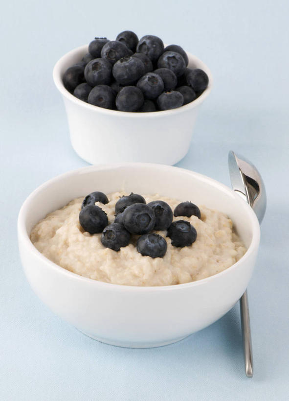 无人,竖图,俯视,室内,特写,白天,早餐,餐桌,桌子,浆果,蓝莓,水果,一堆,许多,阴影,堆叠,堆积,蓝色背景,新鲜,反射,影子,勺子,陶瓷,谷物,生食,食品,果实,陶瓷制品,很多,美食,饮食,食物,三个,容器,调羹,汤匙,碗,保健,摄影,有机食品,绿色食品,影棚,餐台,储藏,堆,麦片,储存,山都柿,蓝浆果,蓝靛果,彩图,高角度拍摄,影棚拍摄,拍摄,贮存