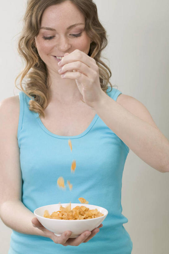 点心,西方人,一个人,站,投,笑,微笑,露齿笑,竖图,室内,白天,正面,欧洲,欧洲人,仅一个女性,仅一个人,一堆,许多,握,堆叠,堆积,服装,朦胧,模糊,背心,陶瓷,玉米片,食品,陶瓷制品,很多,拿,拿着,注视,食物,一个,衣服,蓝色,容器,碗,快餐,零食,观察,看,站着,仅一个中年女性,握着,服饰,单个,观看,储藏,堆,察看,衣着,储存,穿着,关注,垃圾食品,衣饰,女人,女性,中年女性,白种人,抛,扔,撒,站立,掷,半身,彩图,贮存