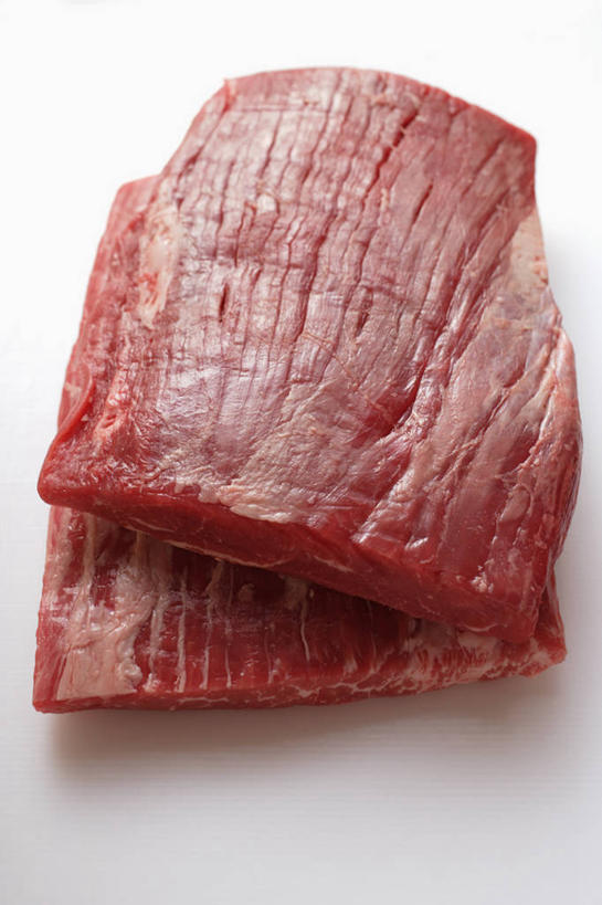 无人,竖图,俯视,室内,特写,白天,白色背景,烹饪,西餐,餐桌,桌子,两块,切开,阴影,反射,影子,肉,牛排,牛肉,料理,食品,菜肴,美食,肉类,食物,红色,切,西式,摄影,佳肴,影棚,餐台,剖面,肉食,切面,菲力牛排,牛里脊肉,彩图,高角度拍摄,影棚拍摄,拍摄