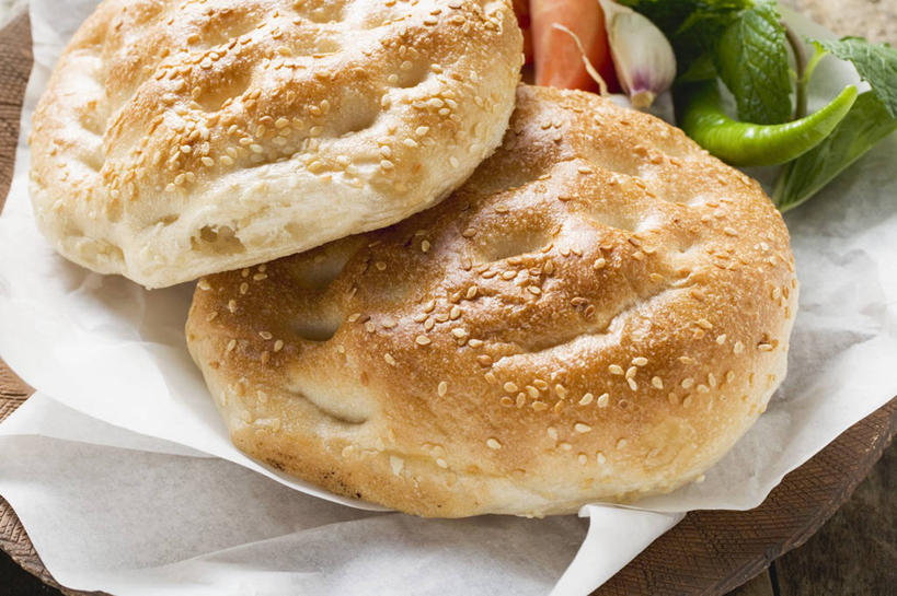 点心,面包,无人,横图,俯视,室内,特写,白天,餐桌,桌子,辣椒,蔬菜,蒜,西红柿,阴影,新鲜,反射,影子,芝麻,食品,面点,蒜头,食物,糕点,有机食品,绿色食品,餐台,辣角,红海椒,大椒,辣虎,广椒,脂麻,胡麻,白麻,巨胜子,油麻,胡蒜,辣子,红辣椒,海椒,番茄,番椒,大蒜,彩图,高角度拍摄