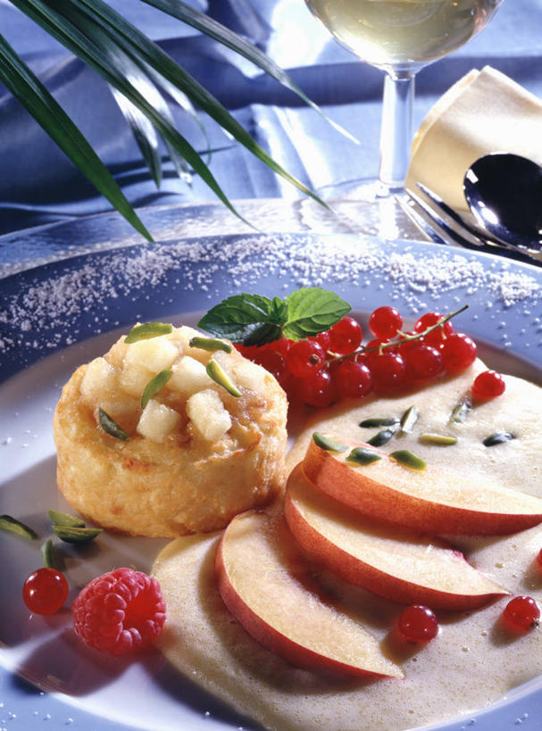 点心,红酒,葡萄酒,无人,竖图,俯视,室内,特写,白天,下午茶,餐桌,桌子,苹果,浆果,杯子,餐具,水果,一堆,阴影,堆叠,堆积,朦胧,模糊,新鲜,反射,碟子,高脚杯,盘,影子,灯笼果,生食,食品,果实,红酒杯,白葡萄酒,酒类,一杯,蛋挞,玻璃制品,酒,食物,糕点,饮料,两个,红色,盘子,酒杯,碟,有机食品,绿色食品,餐台,堆,葡萄酒杯,山莓,树莓,红醋栗,三月泡,四月泡,山抛子,刺葫芦,悬钩子,馒头菠,高脚菠,龙船泡,泡儿刺,蛋塔,玻璃杯,醋栗,彩图,高角度拍摄