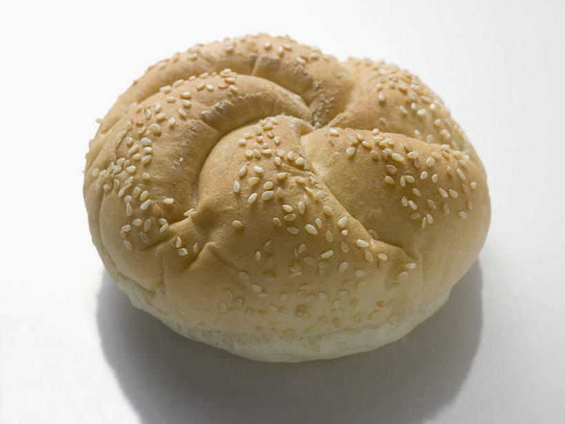 点心,面包,无人,横图,俯视,室内,特写,白天,白色背景,餐桌,桌子,阴影,反射,影子,芝麻,食品,面点,食物,糕点,一个,摄影,影棚,单个,餐台,小圆面包,脂麻,胡麻,白麻,巨胜子,油麻,彩图,高角度拍摄,影棚拍摄,拍摄